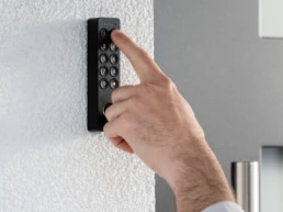 K&oacute;dov&aacute; kl&aacute;vesnica so sn&iacute;mačom odtlačku prsta Nuki Keypad 2