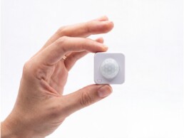 Shelly BLU Motion ZB v ruke &ndash; uk&aacute;žka mierky miniat&uacute;rneho sn&iacute;mača