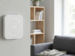 tado° Smart Thermostat X (2. generácie) na stene v obývačke